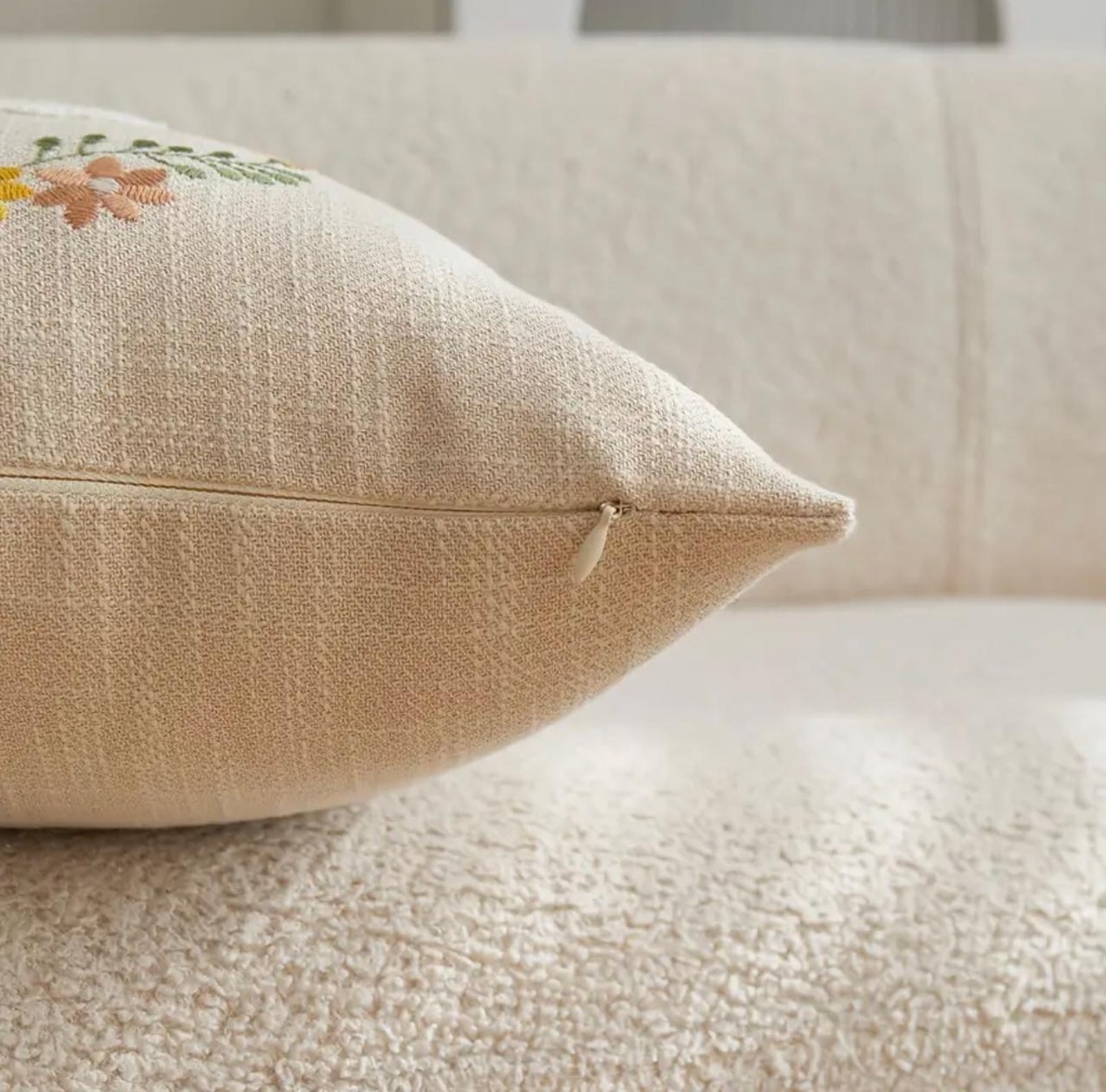 FORRO DE COJIN BEIGE CONEJO BORDADO 45X45CM