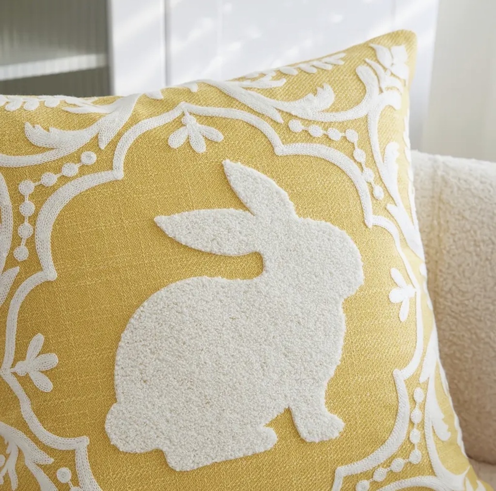 FORRO DE COJIN AMARILLO CONEJO BORDADO 45X45CM