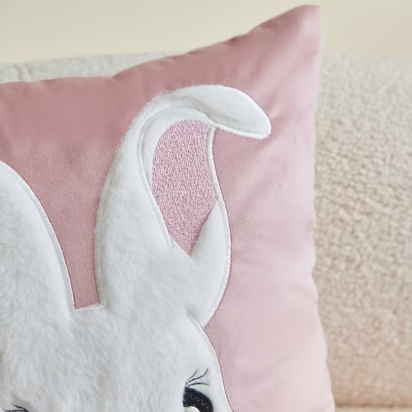 FORRO DE COJIN ROSADO CONEJA BORDADA 45X45CM