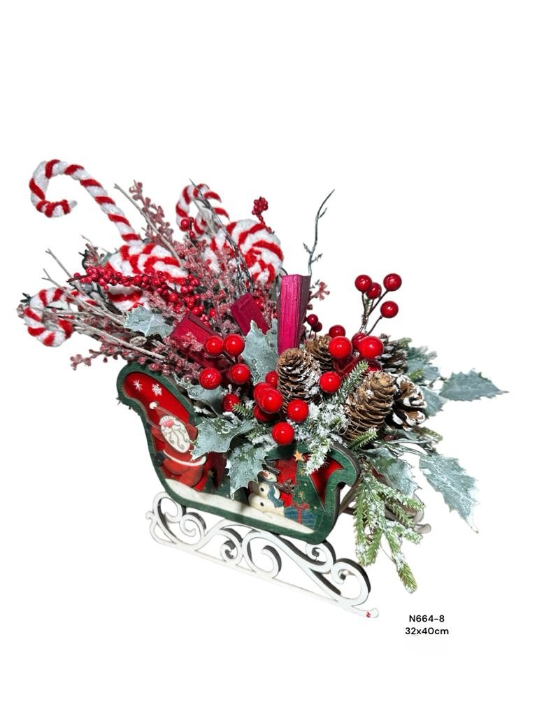 Arreglo de trineo navideño de madera, con berries y bellotas, 34x34cm.