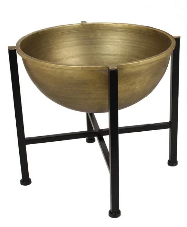 MACETERO DE METAL DORADO CON BASE NEGRA