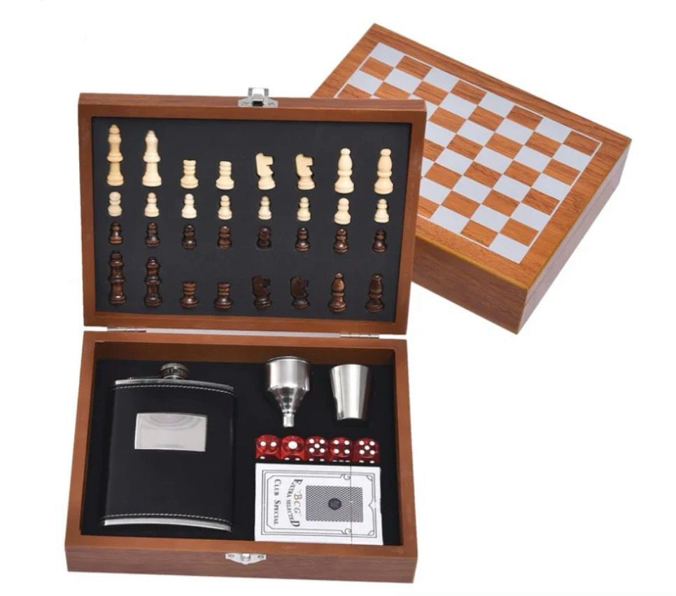 JUEGO DE CAMINERA COLOR CAFÉ (8OZ) CON AJEDREZ, CARTAS Y DADO DE MADERA