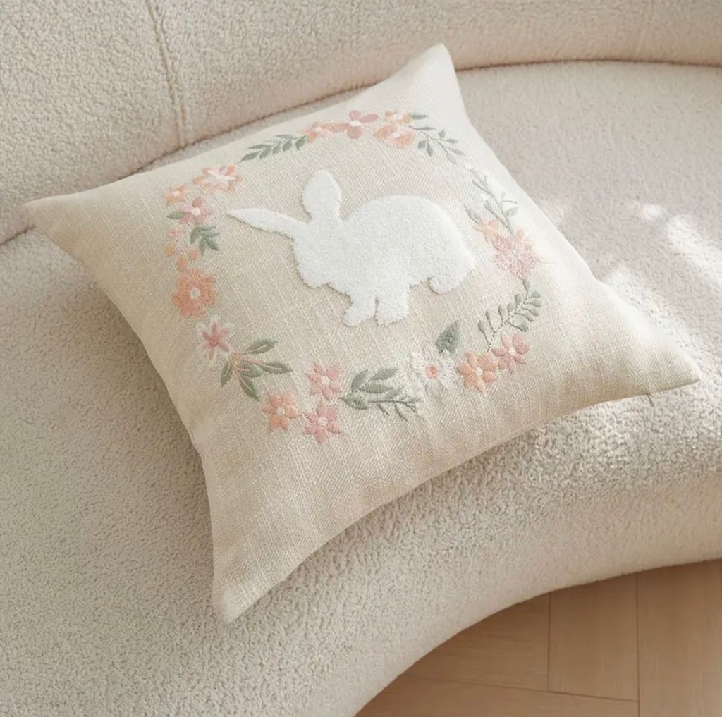 FORRO DE COJIN BEIGE CONEJO BORDADO 45X45CM