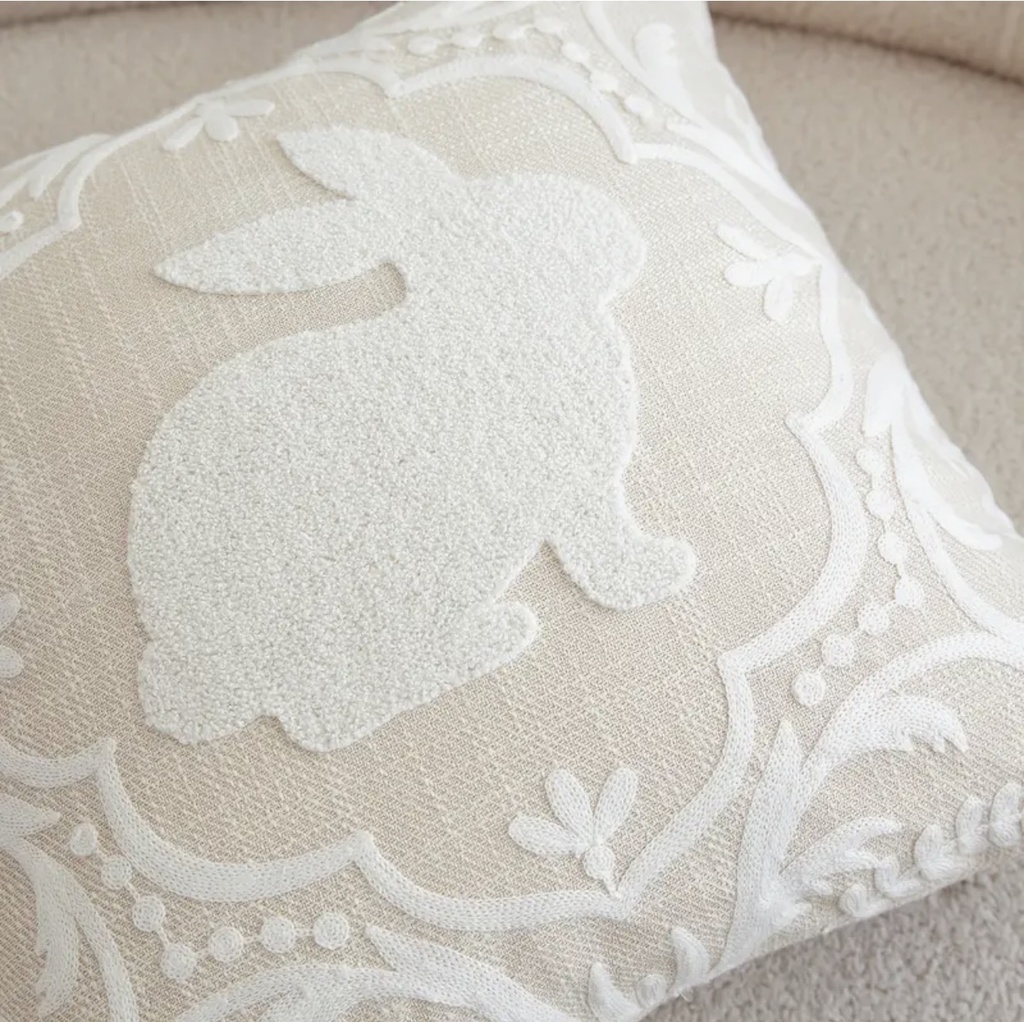 FORRO DE COJIN BEIGE CONEJO BORDADO 45X45CM
