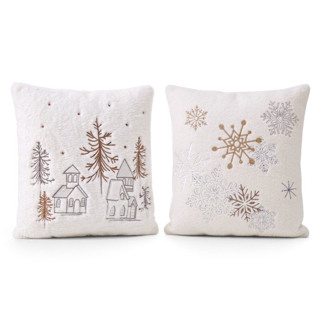 Cojín navideño blanco afelpado con diseño de árboles bordados y copos de nieve. 45x45cm