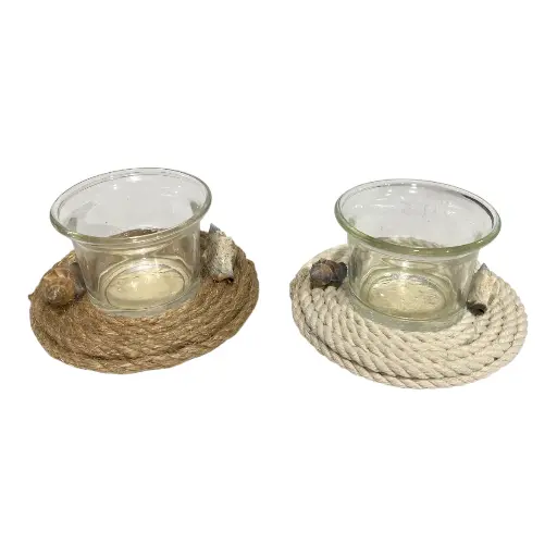 [6981606501181] CANDELABRO DE VIDRIO BASE DE MADERA Y YUTE CON CARACOLES 10X5CM, DOS MODELOS C/U